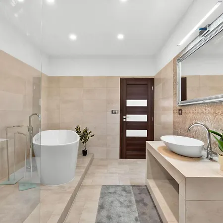 Spacious Family For 6 - Garage & Balcony Apartment *