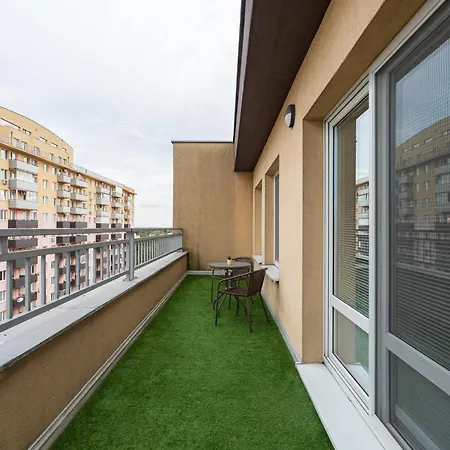 Spacious Family For 6 - Garage & Balcony Apartment Pressburg